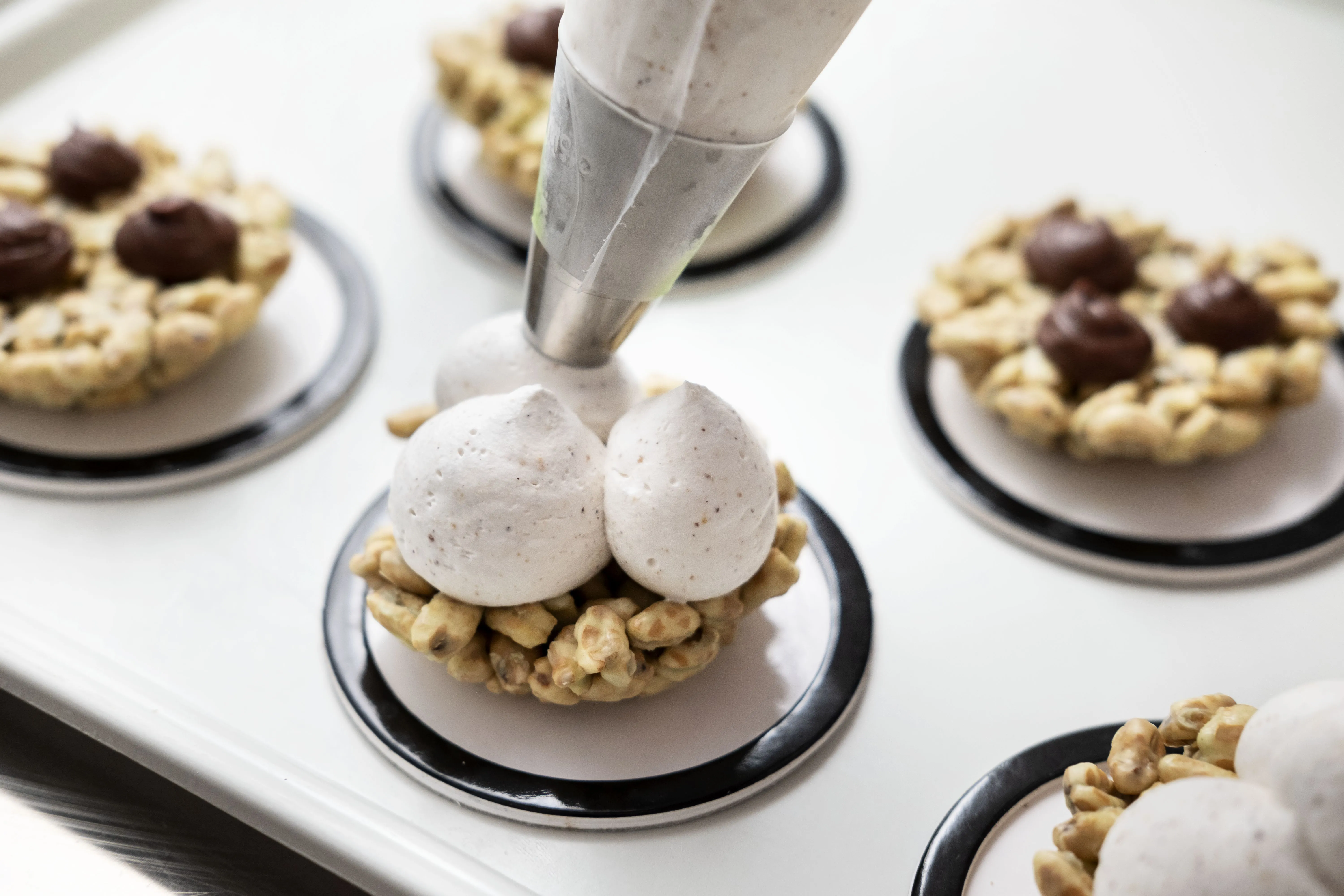 Hazelnoot met pistache op een krokantje