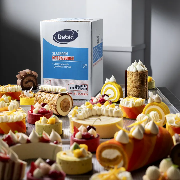 Debic Slagroom met 8% suiker, perfect voor een assortiment Swiss Rolls.