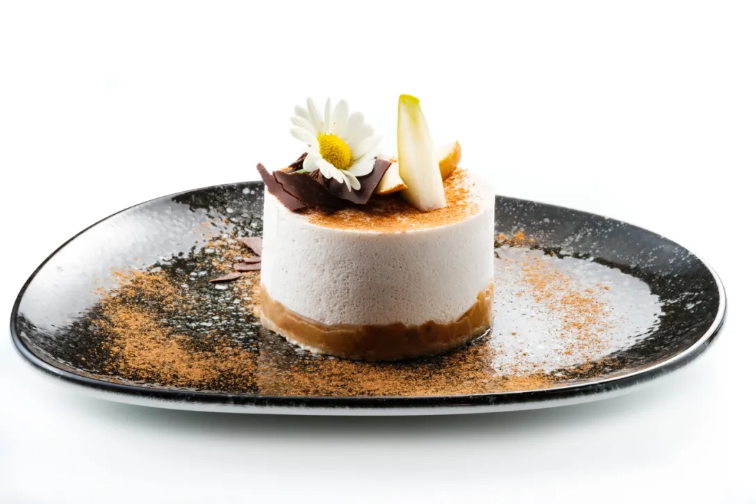 Tiramisú con peras y canela