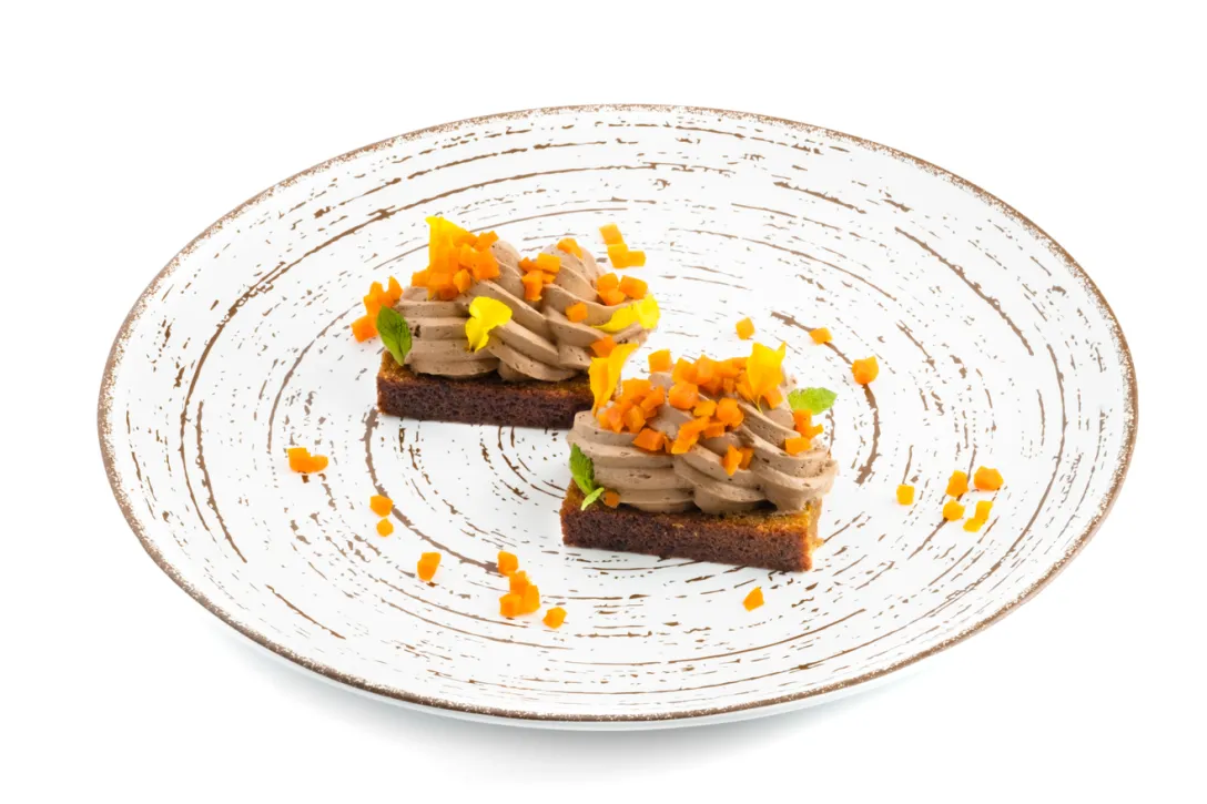Mousse de chocolate con bizcocho y zanahoria caramelizada