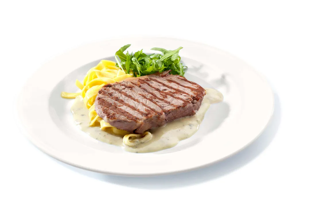 Entrecot con salsa de gorgonzola y ensalada de rúcula