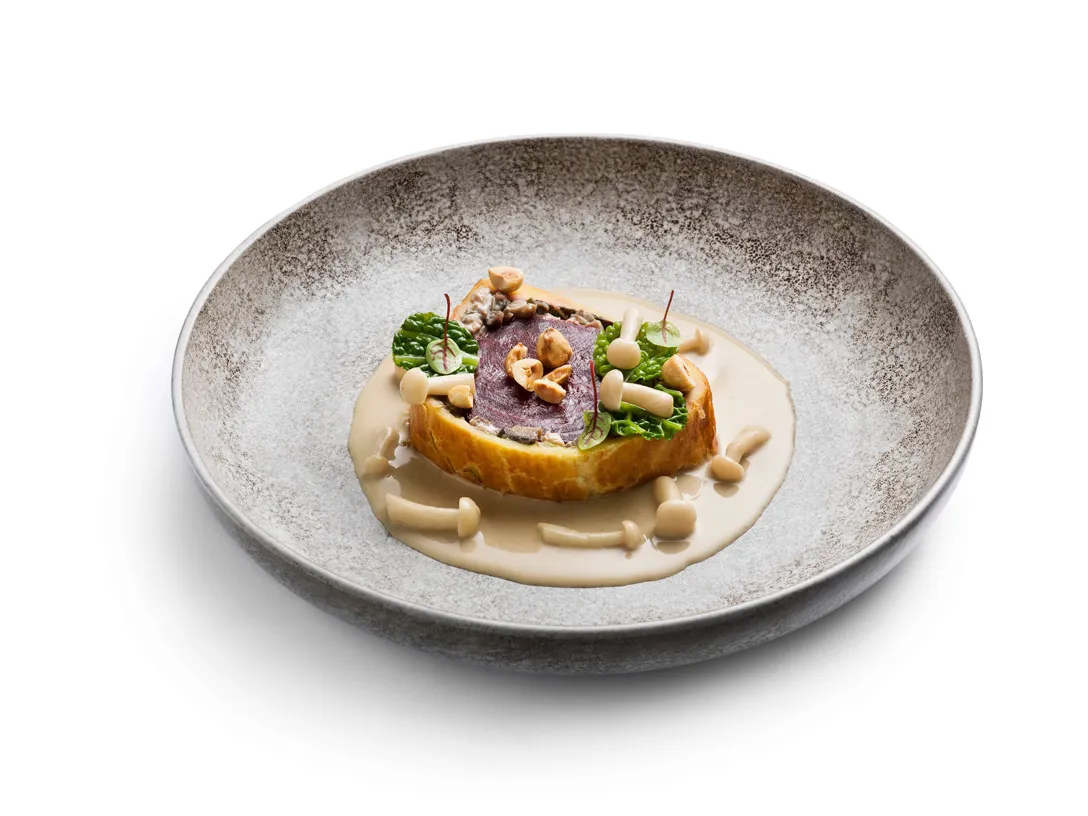 Remolacha Wellington con salsa de setas Shimeji