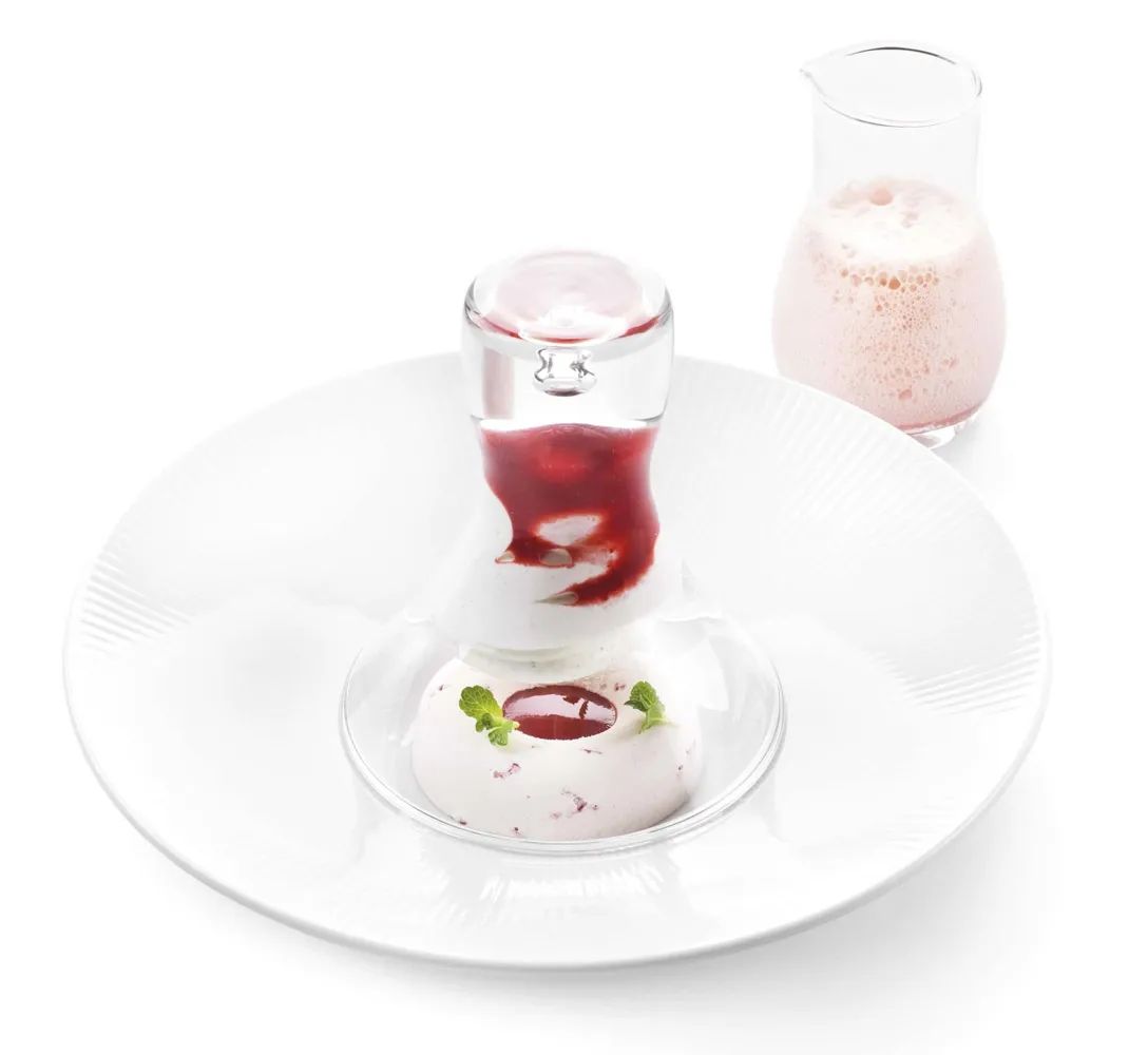 Hangop met frambozen parfait en lycheelimonade