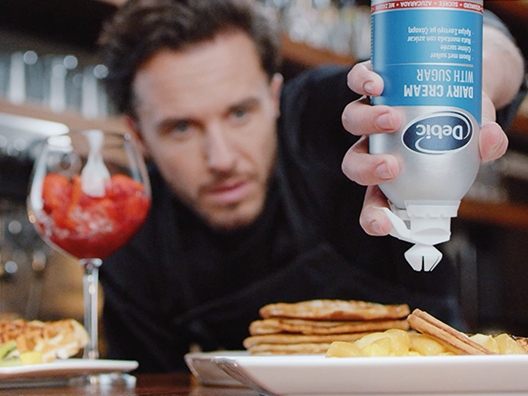 Dairy Cream - How to use the Debic spray can? - technique | Debic