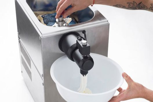 Šlehání smetany pomocí stroje step2