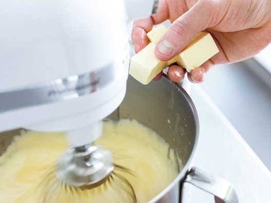 Máslový krém se žloutkovým základem - technique | Debic