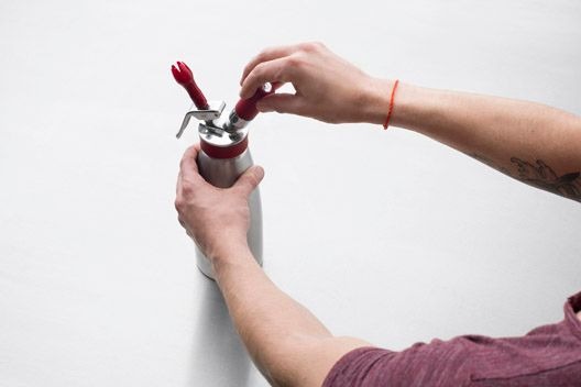 Šlehání smetany pomocí sifonu step2